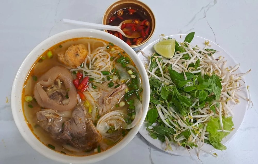 Aromatic lemongrass broth with beef and thick noodles